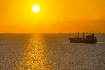 Fototapeta premium 朝日に染まる周防灘20220101