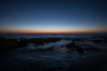 冬の夜明けの神磯の鳥居　12月　大洗磯前神社