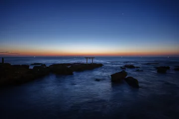 Foto op Plexiglas 冬の夜明けの神磯の鳥居　12月　大洗磯前神社 © 正人 竹内