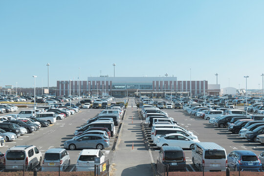 快晴の茨城空港　ターミナルビルと駐車場