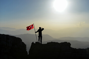 Respect for the martyrs by the Turkish soldier, the representative of peace