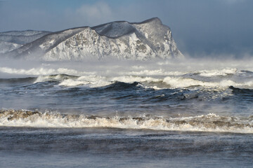 けあらしの日本海と岬1