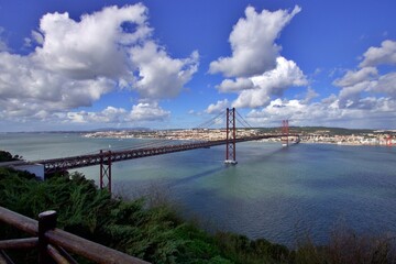 Blick auf die Brücke Ponte 25 de Abril