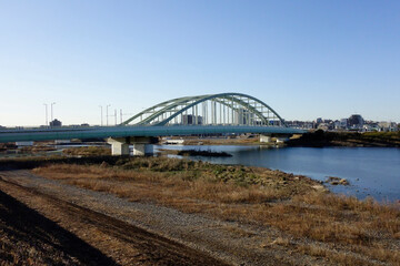 Obraz premium 河原から望む遠景風物詩，橋脚模様