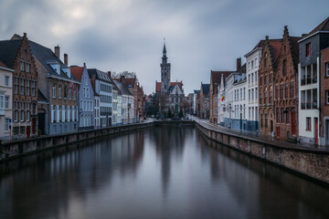 Fototapeta na wymiar Long exposure of Spiegelrei canal and building in Bruges