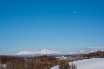 冬の晴れた日の雪山と月　大雪山
