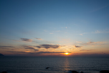 静かな海の夕暮れ
