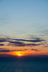 静かな海に沈む夕陽
