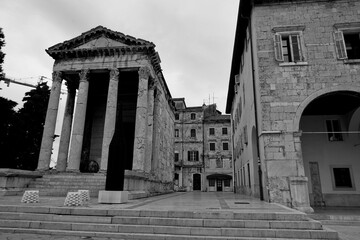Pola Tempio di Augusto in Piazza foro romano bianco e nero. Istria. Croazia