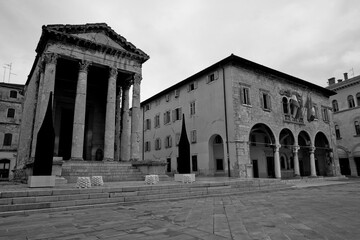 Pola Tempio di Augusto in Piazza foro romano bianco e nero. Istria. Croazia