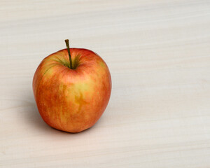 Jedno dojrzałe jabłko na drewnianym stole - obrazy, fototapety, plakaty