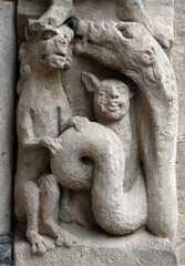 Fototapeta na wymiar Sculpture romane sur la porte de l'abbaye Saint-Pierre de Beaulieu-sur-Dordogne, Corrèze, France