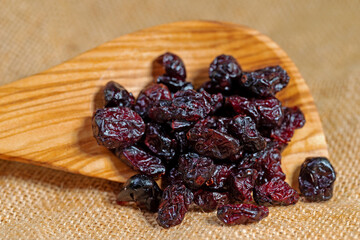 Getrocknete Moosbeeren auf einem Holzlöffel