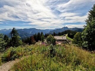 Fototapeta na wymiar Bavarian hiking panorama with house and mountains