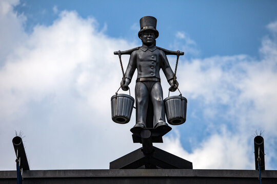 Statue of the Water Carrying Man in Hamburg