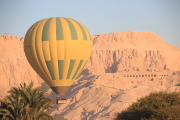Zoom sur montgolfière dans le site du temple de Memnom et vallée des nobles