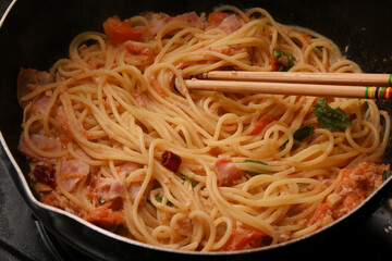 トマトソースのパスタを煮込んでいる様子