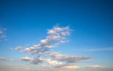 Ciel bleu et nuages blancs le soir.