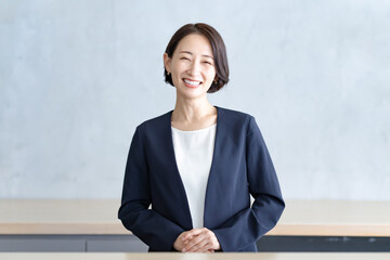 スーツの女性　フロントスタッフ　コンシェルジュ