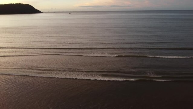 PG - CANTO DO FORTE - PRAIA - AMANHECENDO - PASSAROS VOANDO SENTIDO MAR