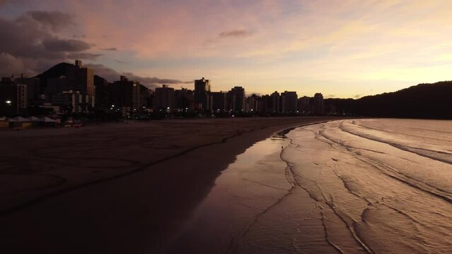PG - CANTO DO FORTE - PRAIA E PASSAROS - AMANHECENDO - VOO BAIXO SENTIDO MORRO FORTE