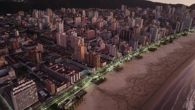  PG - CANTO FORTE - PRAIA E PREDIOS - CAM 45 GRAUS - DESCENDO MOV LATERAL