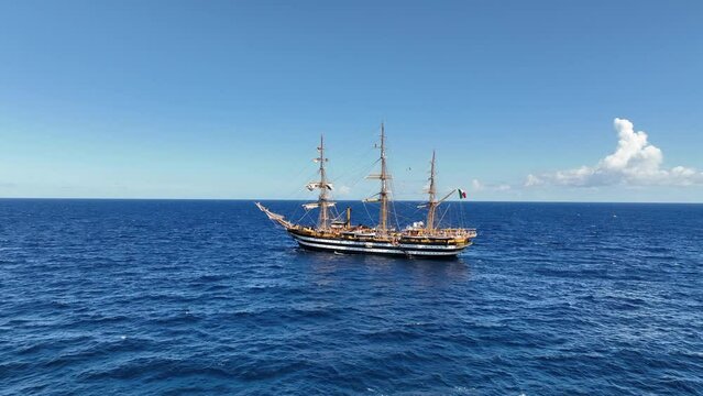 La nave scuola Amerigo Vespucci della Marina Militare Italiana.
Vista aerea del veliero che solca il mar Mediterraneo al tramonto.

