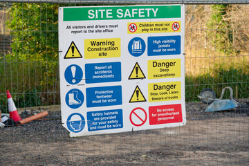 Construction site health and safety message rules sign board signage on fence boundary - obrazy, fototapety, plakaty