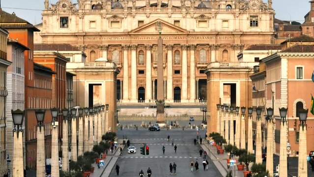 Primopiano della Basilica di San Pietro e via della Conciliazione.
Vista aerea ravvicinata di piazza San Pietro e della cupola.
