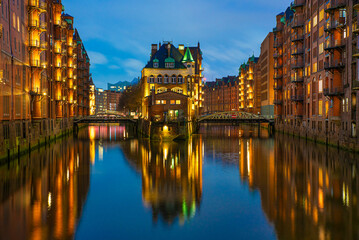 Blaue Stunde am Wasserschloss in der Speicherstadt in Hamburg