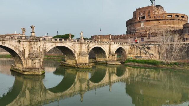 Riflessi sul fiume Tevere a Roma, il ponte di Castel Sant'Angelo.
Ripresa aerea del pi&ugrave; famoso ponte sul fiume Tevre.