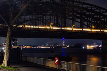 Rheinbrücke in Köln bei NAcht