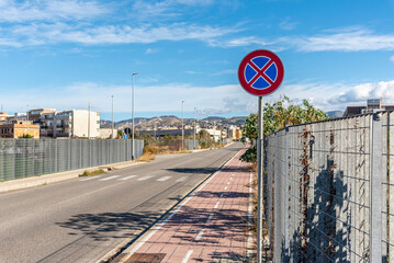 Strada isolata con cartello di divieto di sosta e fermata