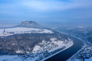 Blick über die Elbe zum Lilienstein in der Sächsischen Schweiz im Winter bei Schnee und Eis