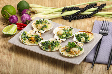 Grilled scallops with green onion