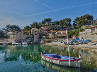 Niolon est une calanque habitée située sur la commune du Rove à environ 20 km au Nord-Ouest de Marseille, entre l'Estaque et Carry-le-Rouet au beau milieu de la Côte Bleue.
