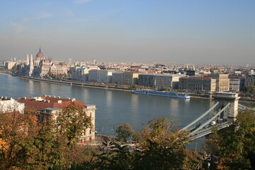 Le Széchenyi lánchíd ou Lánchíd ou Chain bridge est un pont suspendu qui enjambe le Danube à...