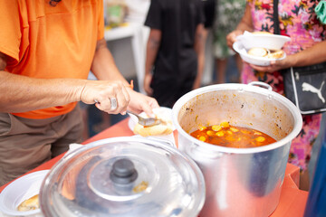 Mulher Servindo Cachorro Quente.