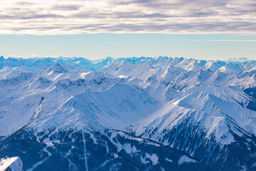 Blick auf die schneebedeckten Berge