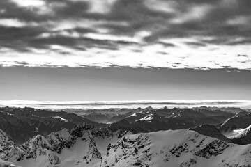 Blick auf die verschneiten Spitzen der Berge