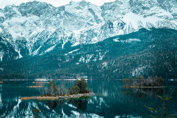 Blick auf die verschneiten Spitzen der Berge