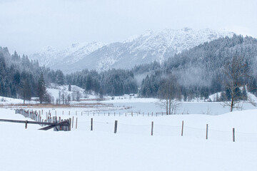 Blick auf die verschneiten Spitzen der Berge