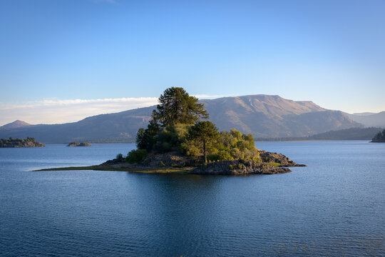 Isla en medio de Lago Alumin&eacute; - Villa Pehuenia- Neuqu&eacute;n