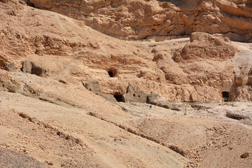 Felsengräber in der Nähe vom Totentempel der Hatschepsut in Deir el-Bahari bei Theben, Ägypten