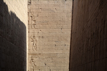 Hieroglyphen und Reliefs im Tempel von Edfu am Nil, Ägypten