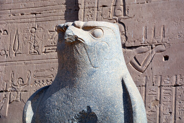 Figur des Horus im Tempel von Edfu am Nil, Ägypten