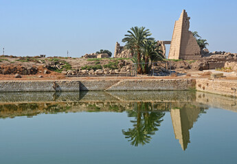 Fototapeta premium Heiliger See im Karnak-Tempel, Luxor, Ägypten
