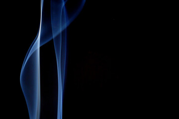 Obraz premium real blue cigarette smoke on a black background