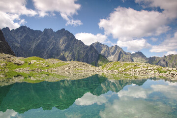 Widok na jezioro Litworowy Staw wysokogórski w górach Tatry na Słowacji podczas wakacji w piękny słoneczny dzień. © Paweł
