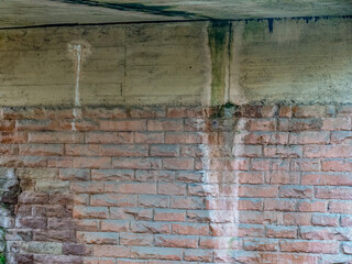 Feuchte Eisenbahnbrücke